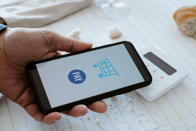 흔히 '페이'라 불리는 간편결제 이용률이 늘어나고 있어요. 페이 결제 후 보상으로 받는 페이 포인트를 잘 모으는 것도 '짠테크'의 한 방법이 될 수 있어요. 게티이미지뱅크