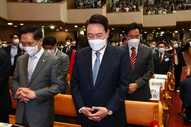 지난해 4월 17일 부활절 당시 윤석열 대통령이 당선인 신분으로 서울 여의도 순복음교회에서 열린 '2022 한국교회 부활절 연합예배'에 참석해 예배드리고 있는 모습. 뉴시스