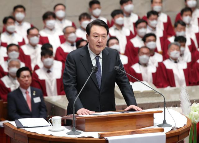 윤석열 대통령이 9일 서울 중구 영락교회에서 열린 2023 한국교회 부활절 연합예배에서 축사하고 있다. 연합뉴스