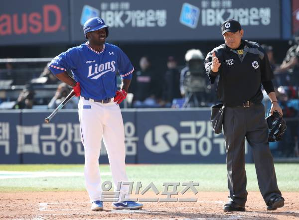 2023 KBO리그 삼성 라이온즈와 LG 트윈스의 경기가 9일 오후 잠실야구장에서 열렸다. 삼성 피렐라가 7회 1사 만루서 삼진을 당한 뒤 아쉬워하고 있다. 잠실=정시종 기자