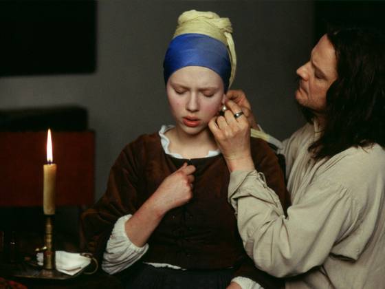 영화 '진주 귀걸이를 한 소녀'(2003)의 한 장면. 스칼렛 조핸슨과 콜린 퍼스. [사진 파테]