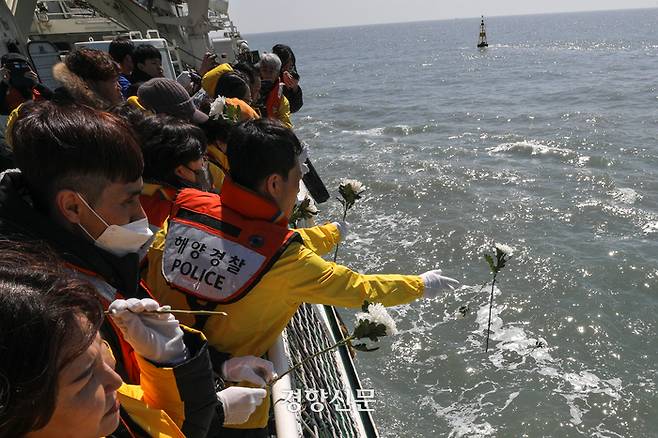 세월호 참사 9주기를 일주일 앞둔 9일 전남 진도군 동거차도 인근 세월호 사고 해역에서 열린 ‘4.16세월호 참사 9주기 선상 추모식’에서 유가족들이 헌화하고 있다. 진도|성동훈 기자