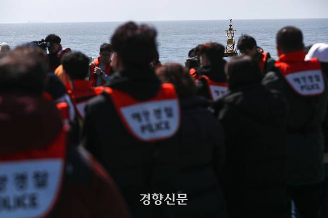 세월호 참사 9주기를 일주일 앞둔 9일 전남 진도군 동거차도 인근 세월호 사고 해역에서 ‘4.16세월호 참사 9주기 선상 추모식’이 진행되는 동안 유가족 등 참석자들이 사고 지점을 알리는 부표를 바라보고 있다. 진도|성동훈 기자