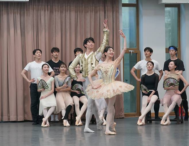 Dancers of the Korean National Ballet practice "Don Quixote" (KNB)