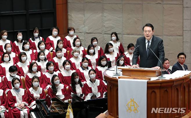 [서울=뉴시스] 홍효식 기자 = 윤석열 대통령이 9일 오후 서울 중구 영락교회에서 열린 한국교회 부활절 연합예배에서 축사하고 있다. 2023.04.09. yesphoto@newsis.com