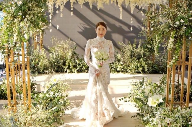  ⁇ Boss in the Mirror ⁇  Seo In-youngs marriage ceremony site is revealed.In KBS2  ⁇  Boss in the Mirror  ⁇  (hereinafter referred to as Donkey Ears), a movie-like marriage ceremony where Seo In-youngs wedding romance is all realized is revealed.Seo In-young, who appeared in a white Wedding Dress on the day, caught the attention of the cast members with the charisma of Aid Sensei, a gorgeous and elegant new bride charm.Seo In-young, who said, Ive been dreaming of Wedding Dress since middle school, said the cast members, Did not you say there was no Romang?I answered, I am a contradiction in my life. Seo In-young,In the meantime, Seo In-young, who was escorted by Miss Vicki, who oversees the wedding event design, looked around the wedding hall, which seemed to have moved the set of the movie Twilight, and said, I just wanted it,  I think I can do it. Seo In-young, who has a silver droplet flower bouquet in his hand, has not been able to hide his heart in the best wedding that Romang has dreamed of.Miss Vicki, who has been in charge of the marriage ceremony of Korean top stars such as Bae Yong Joon, Hallyu, and Jin Jin, raises the curiosity and expectation about the broadcast today that the romantic end king marriage ceremony hall will be revealed.The new bride Seo In-youngs dream marriage ceremony can be found at KBS2  ⁇  Boss in the Mirror  ⁇  at 4:45 pm on the 9th.