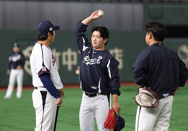 2023 월드베이스볼클래식(WBC)이 개막한 8일 오전 일본 도쿄돔에서 열린 한국대표팀 훈련에서 투수 고우석이 배영수 볼펜 코치와 이야기를 나누고 있다. 도쿄|연합뉴스