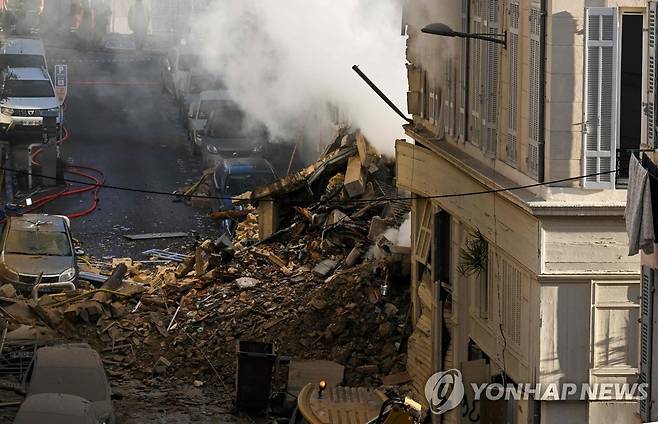 붕괴한 프랑스 마르세유 4층 건물 (마르세유 AFP=연합뉴스) 9일(현지시간) 프랑스 남부 마르세유의 4층짜리 건물이 무너져있다. 당국은 이 사고로 인근 건물 두 채에서 5명이 다쳤으며 붕괴한 건물에 몇 명이 머물고 있었는지는 아직 파악되지 않았다고 밝혔다. 2023.04.09 clynnkim@yna.co.kr