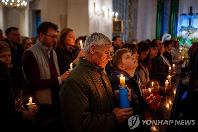 부활절 철야 미사 올리는 우크라이나 신자들 (키이우 AFP=연합뉴스) 8일(현지시간) 우크라이나 수도 키이우에 있는 로마 가톨릭 성당에서 신자들이 부활절 철야 미사를 올리고 있다. 2023.04.09 photo@yna.co.kr