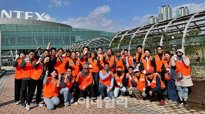 고양컨벤션뷰로(이사장 이동환)가 올해 마이스 지속가능성 캠페인의 일환으로 킨텍스 중앙공원 내에 장미터널을 조성했다. 지난 7일 캠페인에 참여한 50여 명 마이스 얼라이언스 기업 및 시민위원회 회원들이 기념촬영을 하고 있다. (사진=고양컨벤션뷰로)