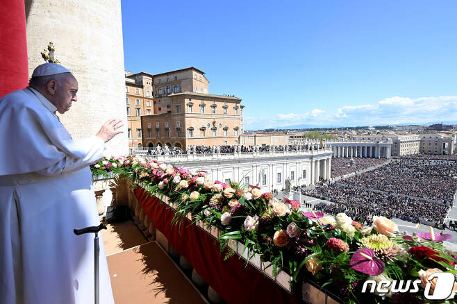 프란치스코 교황이 9일(현지시간) 바티칸 성 베드로 광장에 모인 군중에게 '우르비 엣 오르비'(로와 세계에)를 낭독하고 있다. 2023.04.09/뉴스1 ⓒ 로이터=뉴스1 ⓒ News1 김민수 기자