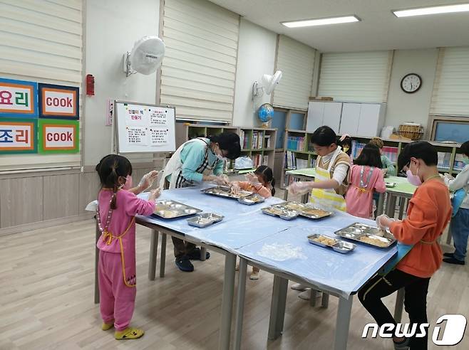 일손이 부족한 농번기 어린아이들이 함안군다함께돌봄센터에서 돌봄수업을 듣고 있다.(함안군 제공)