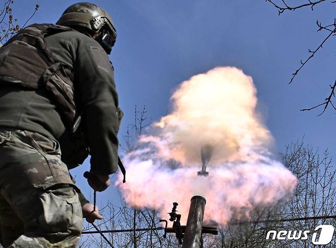 9일(현지시간) 우크라이나 도네츠크의 바흐무트에서 벨라루스 자원병이 러시아 군을 향해 120mm 박격포를 발사하고 있다. ⓒ AFP=뉴스1 ⓒ News1 우동명 기자