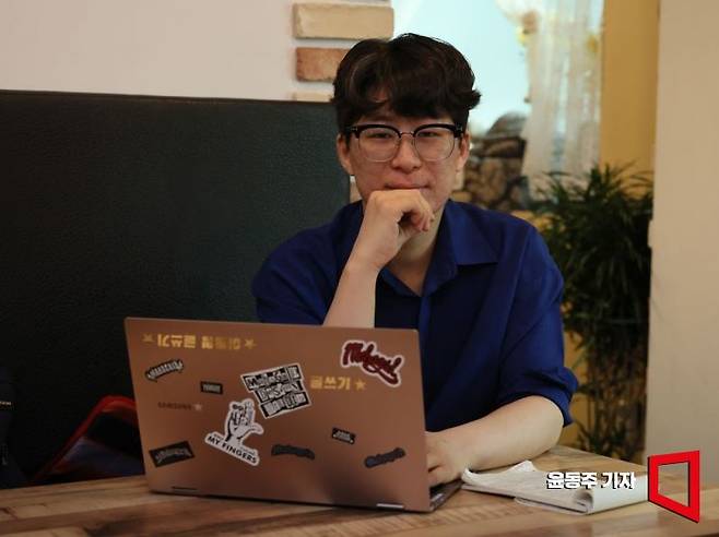지난 3일 서울 성북구 종암동의 한 카페에서 이동영 작가가 글을 쓰고 독자와 소통하는 법에 대해 이야기하고 있다. [사진=윤동주 기자]