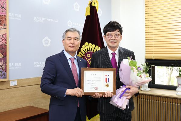 김현기 서울시의회 의장과 이부영 회장ⓒ