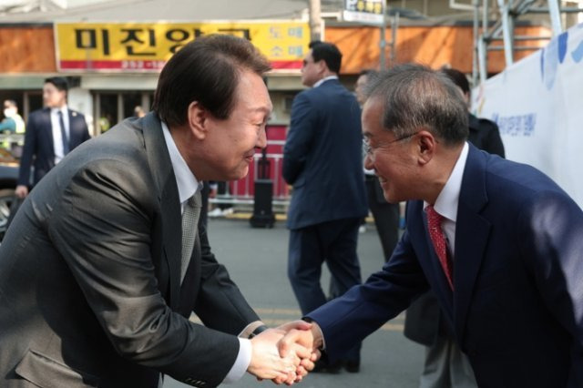 윤석열 대통령이 지난 1일 대구 서문시장에서 열린 ‘서문시장 100주년 기념식‘에 참석하며 홍준표 대구시장과 인사하고 있다. 대통령실