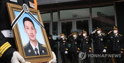 9일 전북 김제시 국립청소년농생명센터에서 열린 고 성공일 소방교의 영결식 후 동료들이 마지막 경례를 하고 있다.   연합뉴스