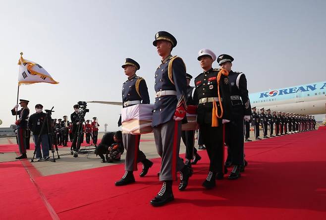 국방부 의장대가 10일 오전 인천국제공항 제2터미널 주기장에서 열린 황기환 애국지사 유해 영접행사에서 봉송하고 있다. 사진=공항사진기자단