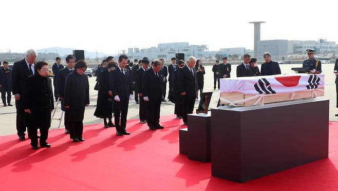 박민식 국가보훈처장 등 참석자들이 10일 오전 인천국제공항 제2터미널 주기장에서 열린 황기환 애국지사 유해 영접행사에서 황지사의 영정에 묵념하고 있다. 사진=공항사진기자단