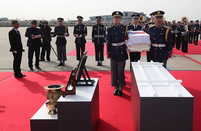 국방부 의장대가 10일 오전 인천국제공항 제2터미널 주기장에서 열린 황기환 애국지사 유해 영접행사에서 봉송하고 있다. 사진=공항사진기자단