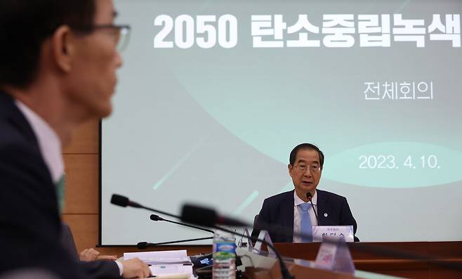 대통령 직속 2050 탄소중립 녹색성장 위원회(탄녹위) 공동위원장인 한덕수 국무총리가 10일 오후 서울 세종로 정부서울청사 별관에서 열린 제3차 탄녹위 전체회의에서 머리발언을 하고 있다. 이날 탄녹위는 지난달 21일 발표한 탄소중립 기본계획 정부안을 심의해 최종 확정했다. 김정효 기자