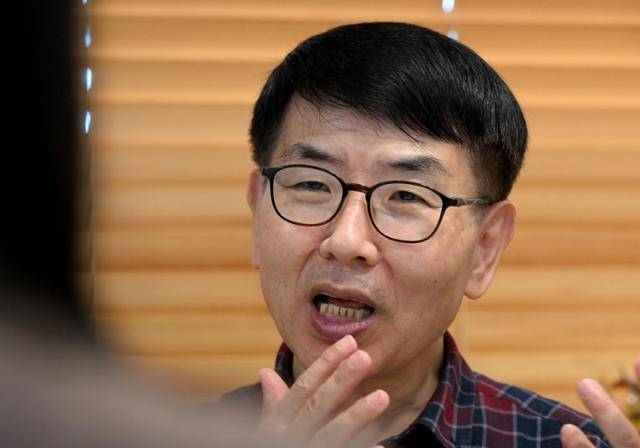 이단탈퇴자들을 전문적으로 심리상담해 온 유연철 공감 심리상담센터 소장이 지난달 23일 서울 강북구에 위치한 자신의 사무실에서 한국일보와 인터뷰를 하고 있다. 왕태석 선임기자
