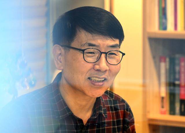 이단탈퇴자들을 전문적으로 심리상담을 해온 유연철 공감 심리상담센터 소장이 지난달 23일 서울 강북구에 위치한 자신의 사무실에서 한국일보와 인터뷰를 하고 있다. 왕태석 선임기자