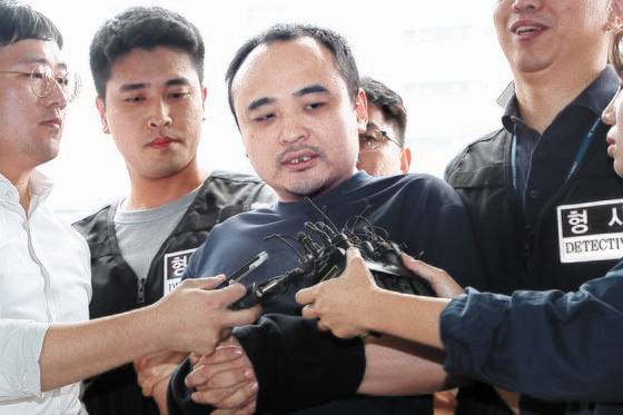 자신이 근무하던 모텔에 찾아온 손님을 살해한 뒤 손괴·은닉한 혐의로 무기징역형을 선고받은 장대호씨. 사진은 2019년 8월 경찰조사 당시 모습. [뉴스1]