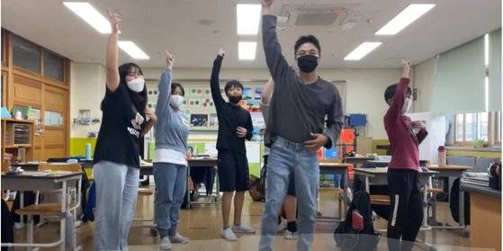 이현길 교사(오른쪽에서 두번째)가 음악에 맞춰 초등학교 6학년 학생들과 함께 춤을 추고 있는 모습. 사진 '현길쌤의 두둠칫' 영상 캡쳐