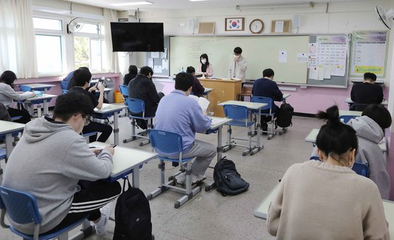 지난 8일 국가공무원 9급 공개경쟁채용 필기시험장이 마련된 서울 서초구 소재 한 학교에서 수험생들이 시험을 준비하고 있다. 인사혁신처 제공. 뉴스1