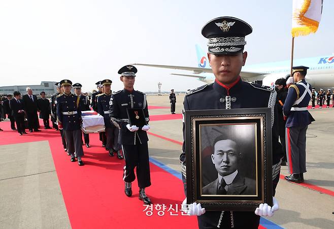 국방부 의장대가 황기환 지사의 유해를 운구차로 봉송하고 있다.