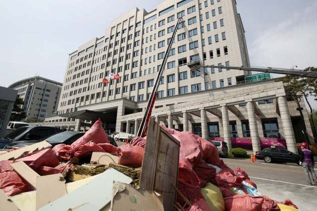 지난해 4월 촬영된 당시 서울 용산구 국방부 청사 본관 앞. 대통령 집무실 이전을 위한 공사가 한창이다. 공동취재사진