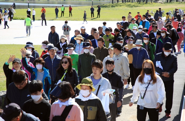 9일 열린 시민건강걷기대회 참가자들이 밀양시 삼문동야외공연장을 출발하고 있다. 밀양시 제공