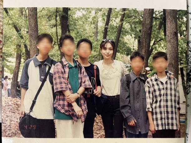 김건희 여사가 교생실습시절 사생대회에서 학생들과 찍은 사진/사진=대통령실