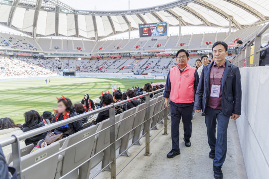 지난 8일 서울월드컵경기장 일대 현장 안전점검에 나선 박강수(왼쪽) 마포구청장과 임성순 마포경찰서장. 마포구청 제공