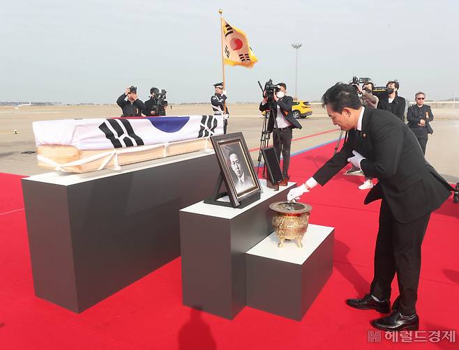 10일 오전 인천국제공항 제2터미널 주기장에서 황기환 애국지사 유해 영접행사가 열린 가운데 박민식 국가보훈처장이 분향을 하고 있다. [공항사진기자단]