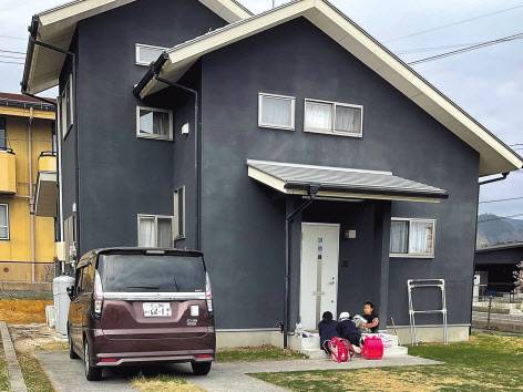 ‘파크사이드나기(Park Side Nagi)’ 한 주택 앞에서 모여 놀고 있는 아이들