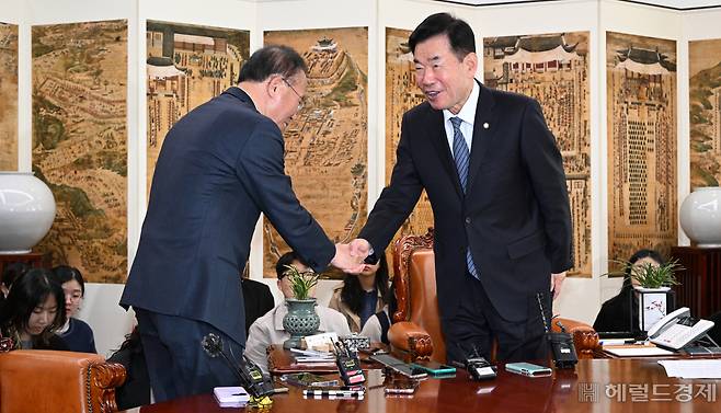 윤재옥 국민의힘 원내대표가 10일 서울 영등포구 여의도 국회의사당 국회의장실에서 김진표 국회의장을 예방하고 있다. 임세준 기자