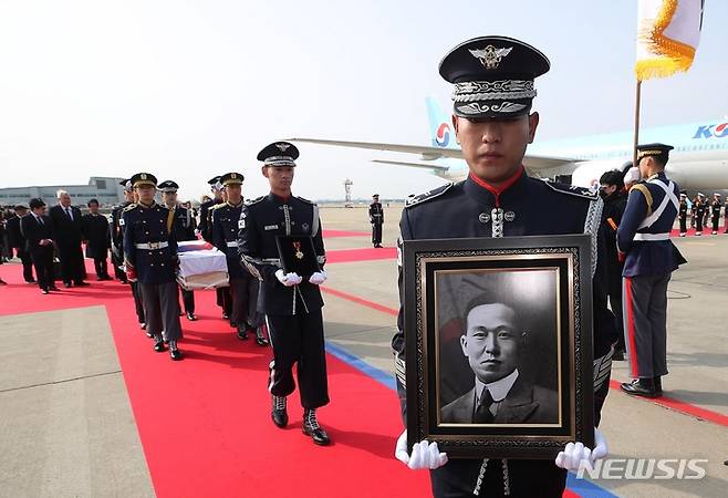 [인천공항=뉴시스] 공항사진기자단 = 국방부 의장대가 10일 오전 인천국제공항 제2터미널 주기장에서 열린 황기환 애국지사 유해 영접행사에서 운구차에 봉송하고 있다. 2023.04.10. photo@newsis.com