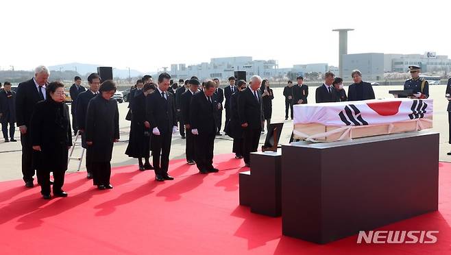 [인천공항=뉴시스] 공항사진기자단 = 박민식 국가보훈처장 등 참석자들이 10일 오전 인천국제공항 제2터미널 주기장에서 열린 황기환 애국지사 유해 영접행사에서 황지사의 영정에 묵념하고 있다. 2023.04.10. photo@newsis.com