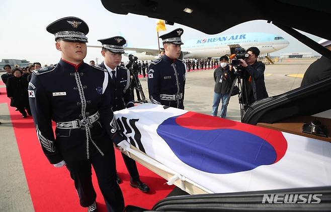 [인천공항=뉴시스] 공항사진기자단 = 국방부 의장대가 10일 오전 인천국제공항 제2터미널 주기장에서 열린 황기환 애국지사 유해 영접행사에서 운구차에 봉송하고 있다. 2023.04.10. photo@newsis.com