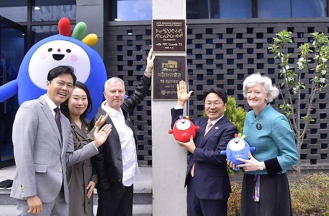 [광주=뉴시스] 강기정 광주시장이 8일 오전 남구 이강하 미술관에서 열린 제14회 광주비엔날레 캐나다 파빌리온 개관식에 참석해 타마라 모휘니 주한 캐나다 대사대리, 윌리엄 허프만 큐레이터, 김광진 광주시문화경제부시장 등과 대한민국·캐나다 수교 60주년 기념현판을 배경으로 포즈를 취하고 있다. (사진 = 광주시 제공) *재판매 및 DB 금지