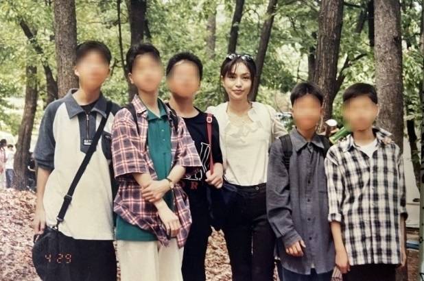 윤석열 대통령의 부인 김건희 여사(왼쪽에서 네번째)가 교생 실습 시절 사생대회에서 학생들과 찍은 사진. 대통령실 제공
