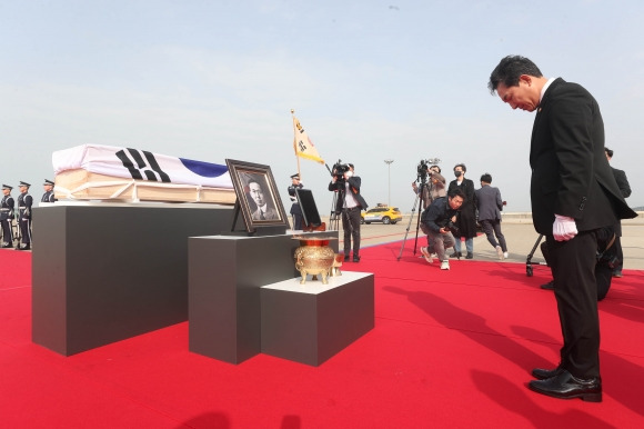 황기환 애국지사 유해 영접행사 - 10일 오전 인천국제공항항 제2터미널 주기장에서 황기환 애국지사 유해 영접행사가 열리면서. 박민식 국가보훈처장이 고인을 향해 묵념하고 있다. 2023. 4. 10 / 공항사진기자단