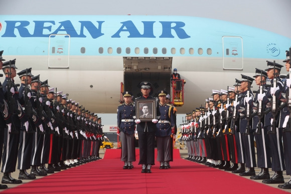 황기환 애국지사 유해 영접행사 - 10일 오전 인천국제공항항 제2터미널 주기장에서 황기환 애국지사 유해 영접행사가 열리면서. 국방부 의장대가 유해를 운구하고 있다. 2023. 4. 10 / 공항사진기자단