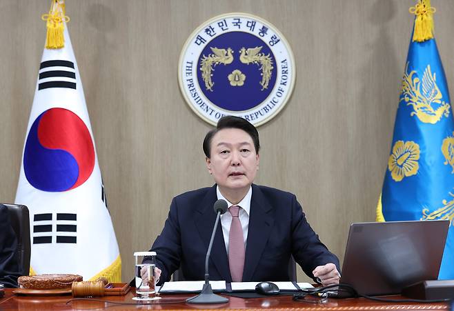 윤석열 대통령이 3월21일 국무회의에서 “주당 60시간 이상 근무는 무리”라고 밝혔다.ⓒ연합뉴스