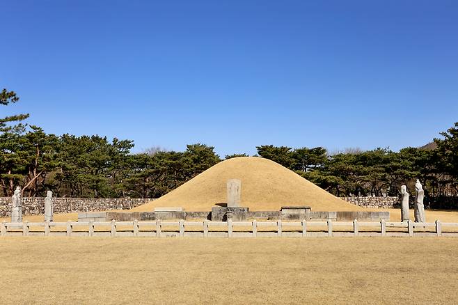 5m 봉분의 수로왕릉이다. 임진왜란 때 도굴당했다. 사진|한국관광공사