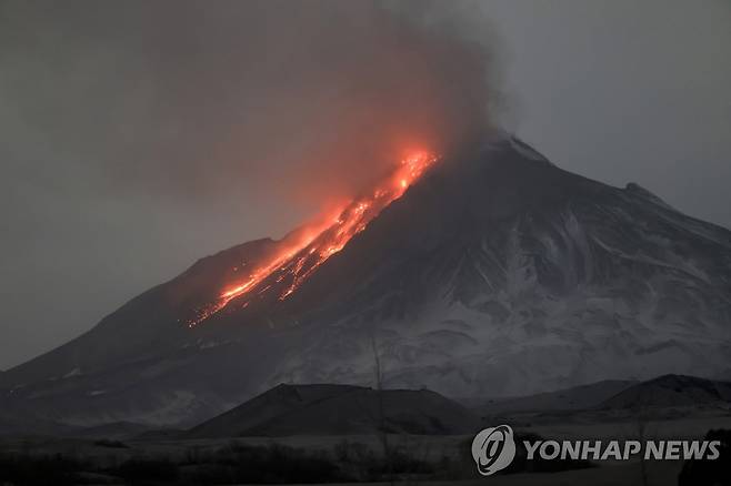 캄차카 화산 분화 (캄차카 AP=연합뉴스) 8일(현지시간) 러시아 극동 캄차카반도에 있는 베지미안니 화산이 분화해 용암과 화산재가 보이고 있다. 2023.04.09 [러시아과학아카데미 화산 연구소 제공. 재판매 및 DB 금지]