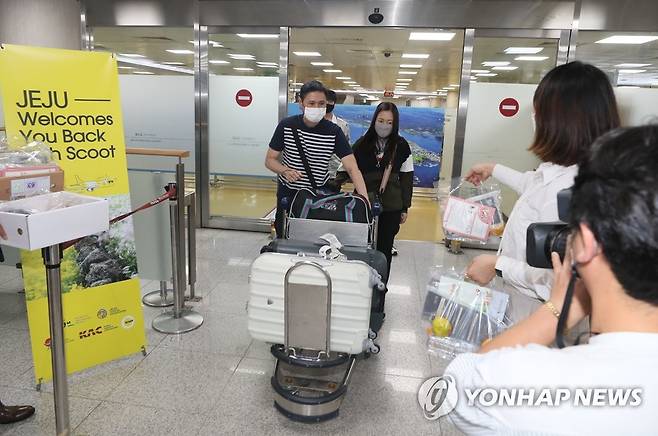 스쿠트항공 타고 제주 찾은 싱가포르 관광객들 [연합뉴스 자료사진]