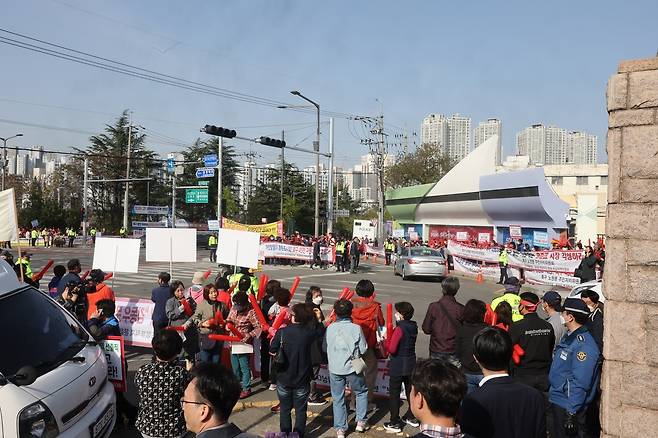 '달성 이전 반대' (대구=연합뉴스) 황수빈 기자 = 10일 오전 대구시청 산격청사 앞에서 '문화예술허브 달성군 변경 추진 반대 비상대책위원회'가 집회를 열고 있다. 2023.4.10 hsb@yna.co.kr